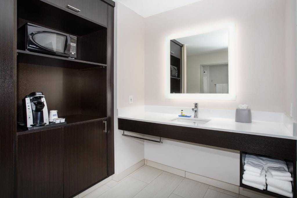 Holiday Inn Express & Suites Lincoln City by IHG — 3