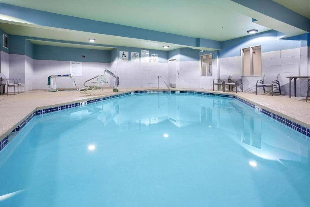 Holiday Inn Express & Suites Lincoln City by IHG — 4