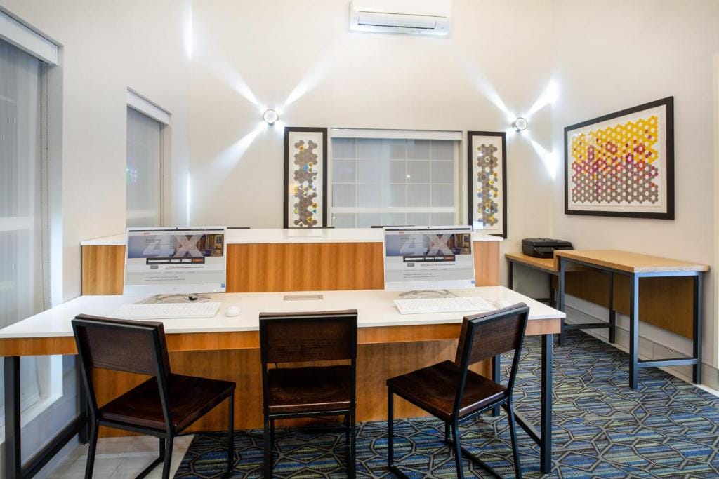 Holiday Inn Express & Suites Lincoln City by IHG — 5