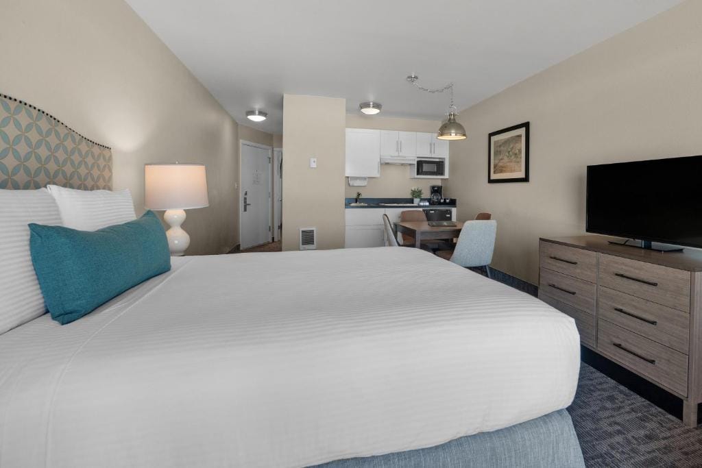 Pelican Shores Inn — 5