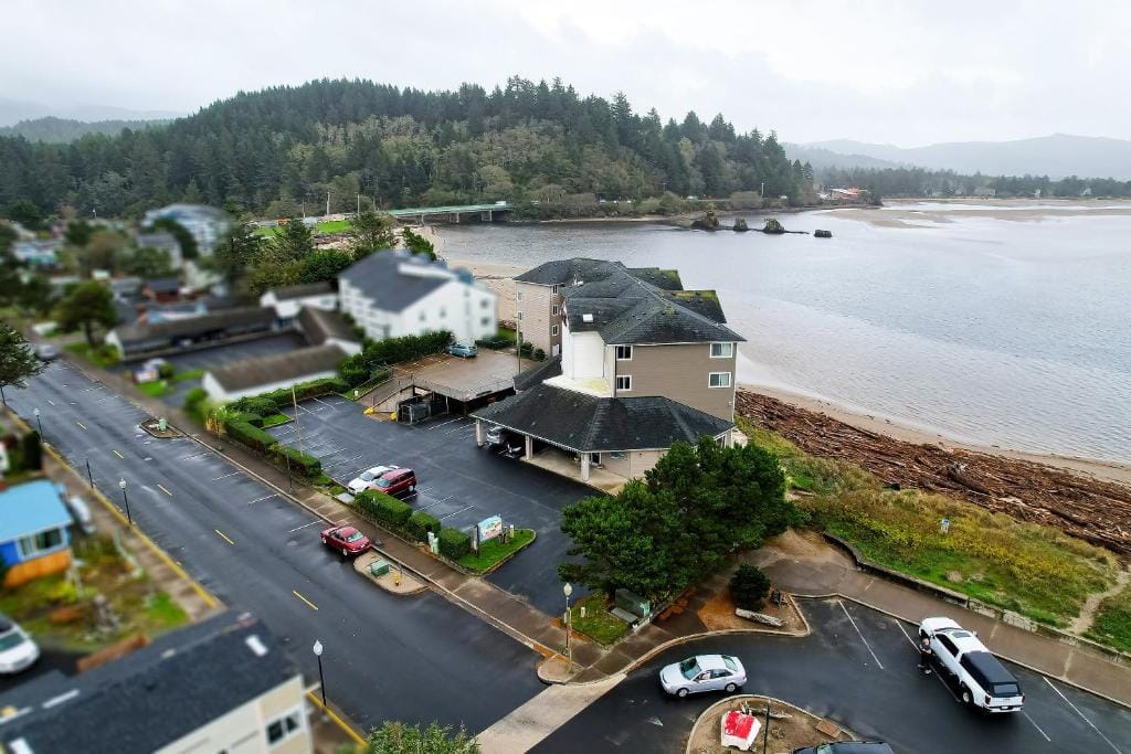 Siletz Bay Beachfront Hotel by OYO Lincoln City — 2
