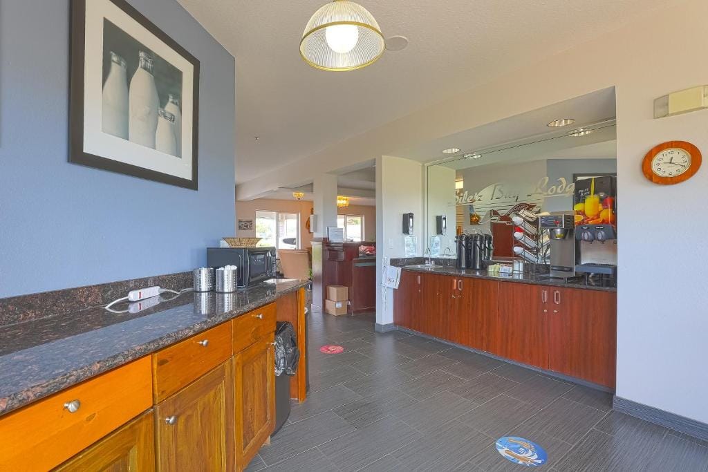 Siletz Bay Beachfront Hotel by OYO Lincoln City — 3