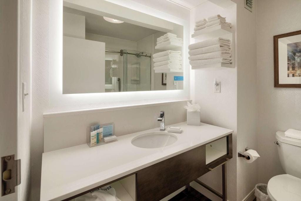 Hampton Inn Louisville Northeast — 3