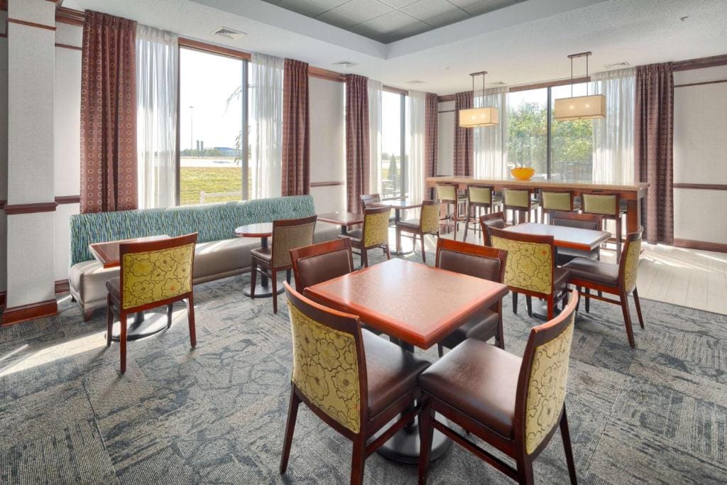 Hampton Inn Louisville Northeast — 5