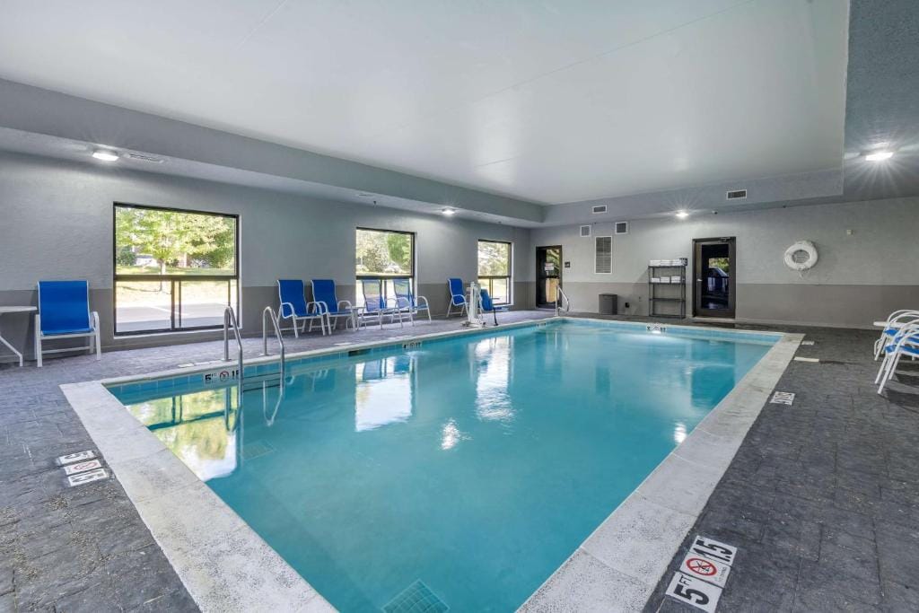 Hampton Inn & Suites Louisville East — 4