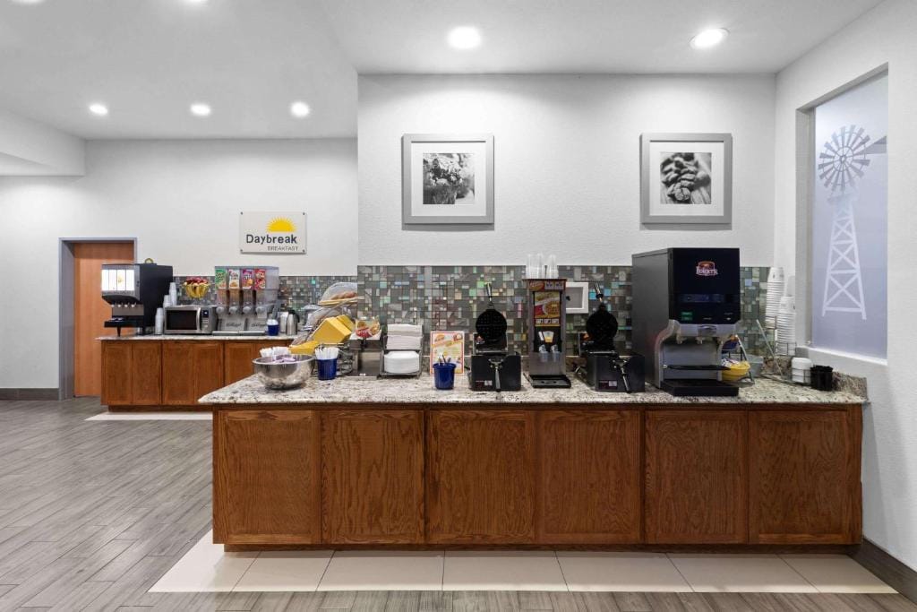 Days Inn & Suites by Wyndham Lubbock Medical Center — 4