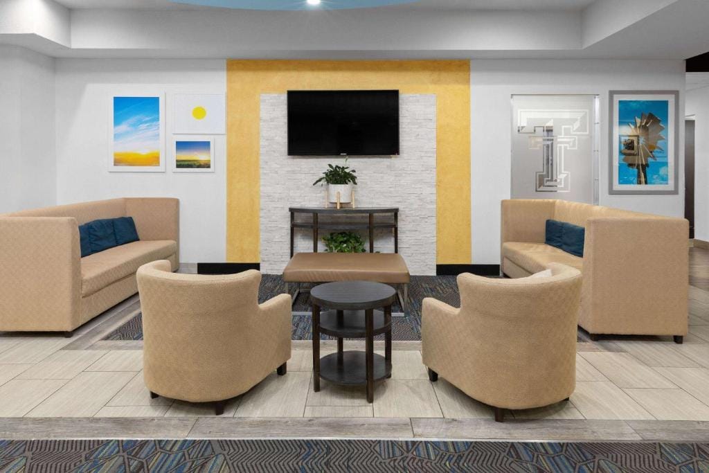 Days Inn & Suites by Wyndham Lubbock Medical Center — 5
