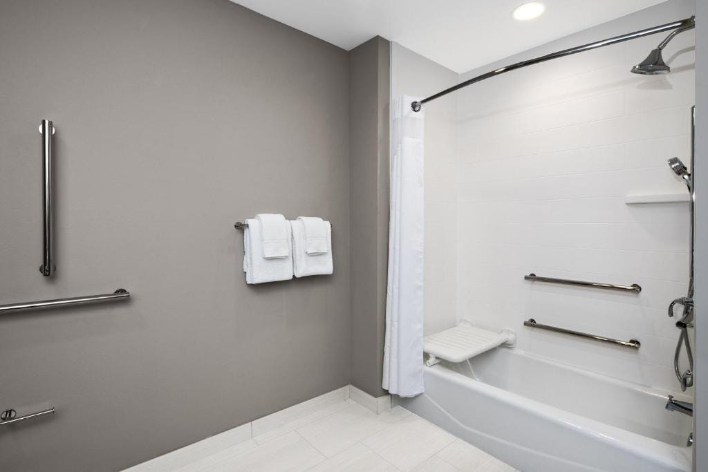 Holiday Inn Express & Suites Lubbock Central - Univ Area by IHG — 3
