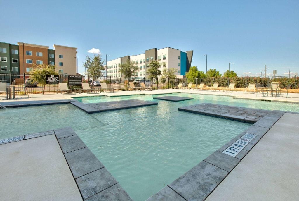 La Quinta Inn & Suites by Wyndham Lubbock Southwest — 4