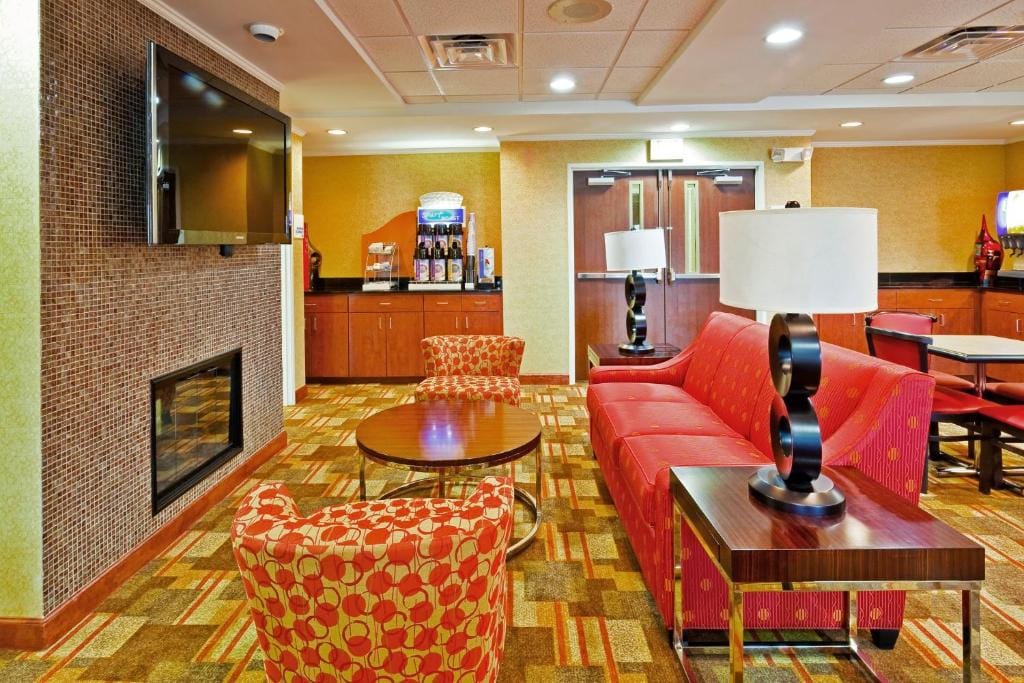 Holiday Inn Express Hotel & Suites Memphis/Germantown by IHG — 4