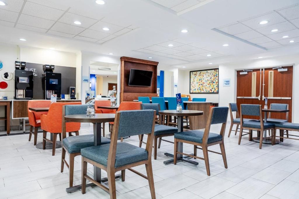 Holiday Inn Express Hotel & Suites Memphis/Germantown by IHG — 5