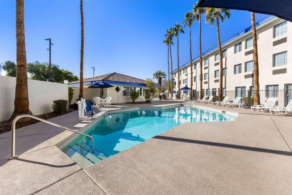 Days Inn & Suites by Wyndham Mesa Near Phoenix — 4