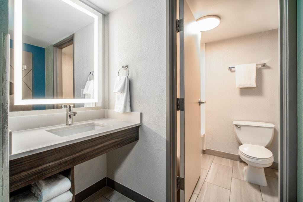 Holiday Inn Express & Suites Phoenix - Mesa West by IHG — 3