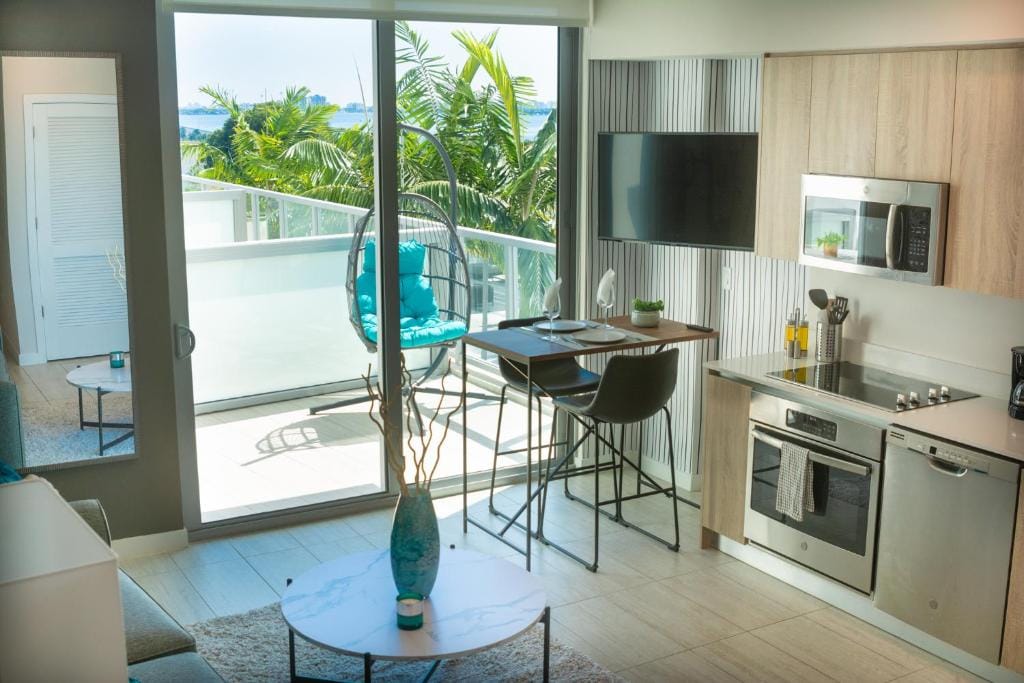 Luxury Oceanview Studio at Miami Design District — 4