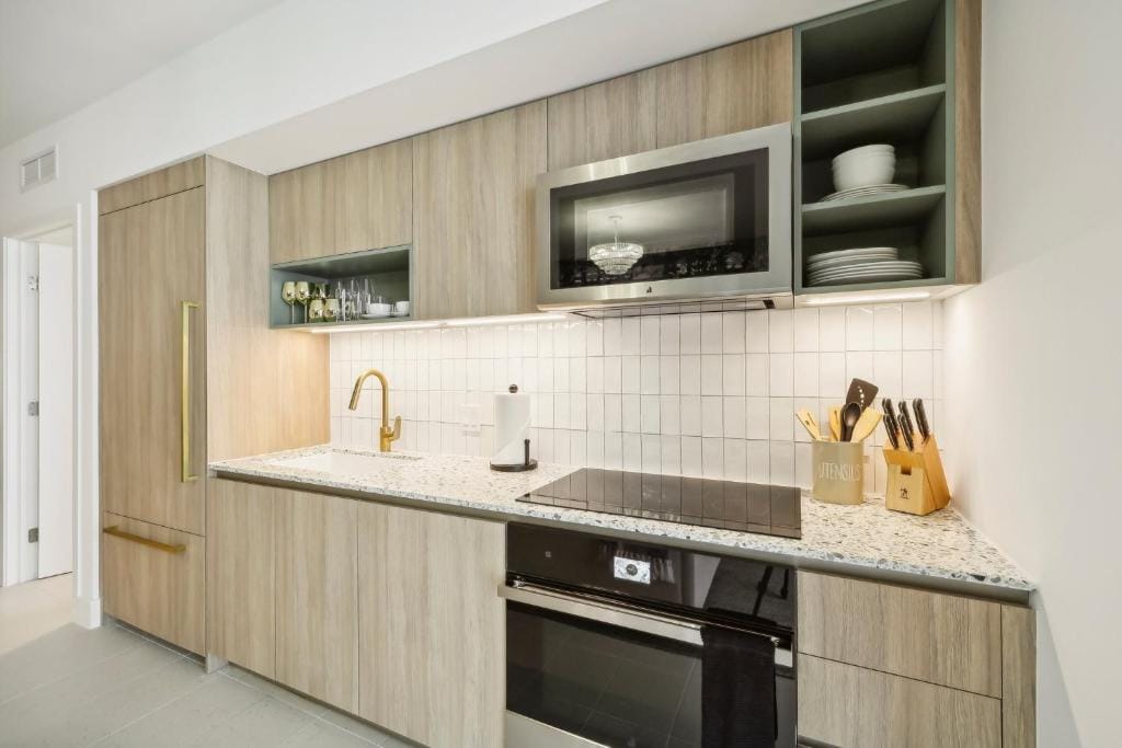 Stunning Lux 2 Bed 2 Bath with Panoramic View from Balcony — 1
