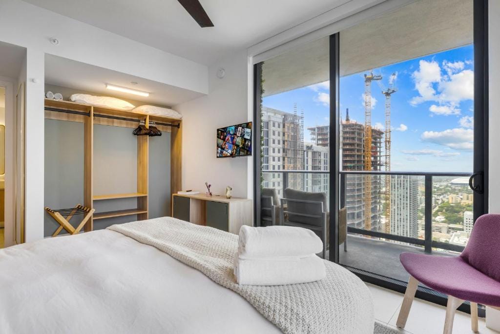 Stunning Lux 2 Bed 2 Bath with Panoramic View from Balcony — 4