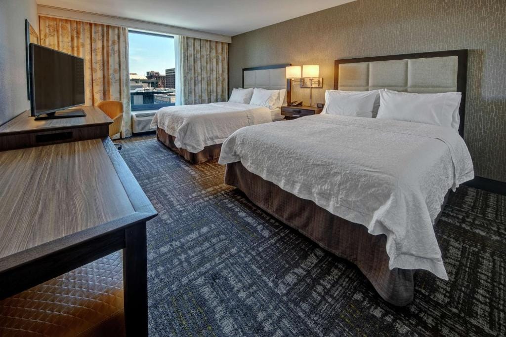Hampton Inn & Suites - Minneapolis/Downtown — 2