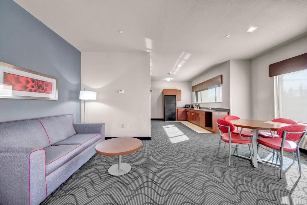 Holiday Inn Express and Suites Oklahoma City North by IHG — 5