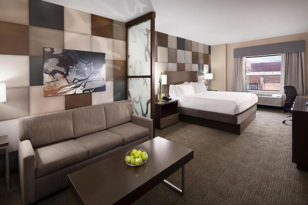 Holiday Inn Express & Suites Oklahoma City Downtown - Bricktown by IHG — 2