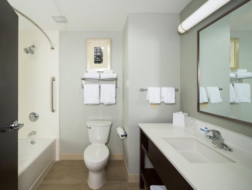 Holiday Inn Express & Suites Oklahoma City Downtown - Bricktown by IHG — 3