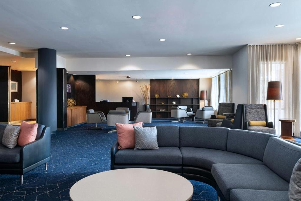 Courtyard by Marriott Omaha Aksarben Village — 1