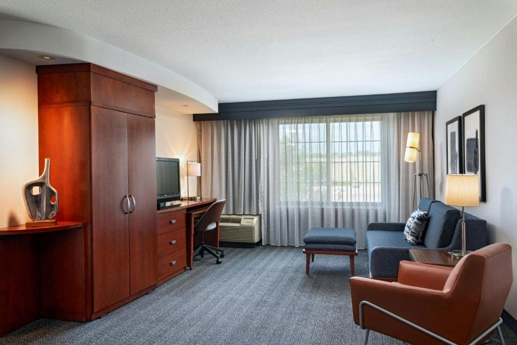 Courtyard by Marriott Omaha Aksarben Village — 2