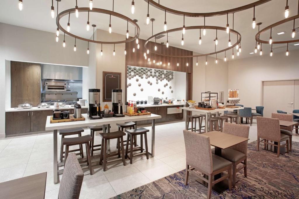 Hilton Garden Inn Omaha Aksarben Village — 5