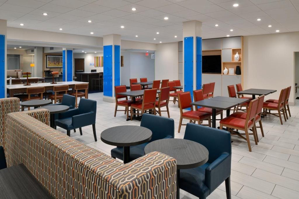Holiday Inn Express Orlando - South Park by IHG — 4