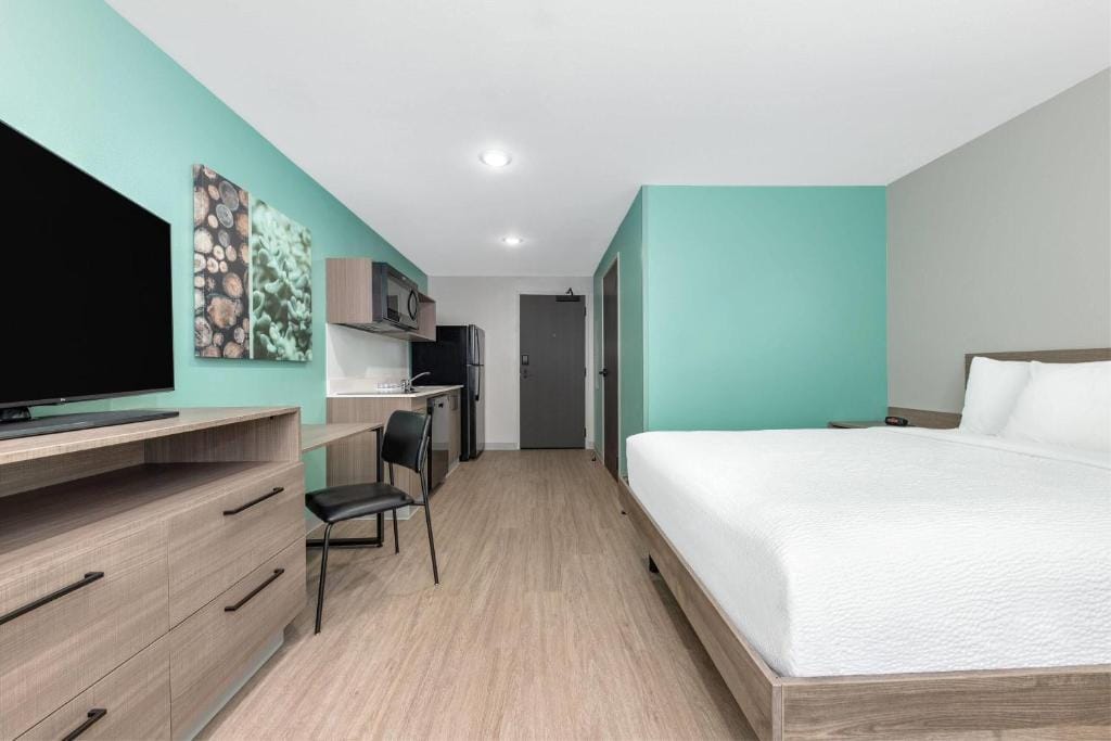 ECHO Suites Extended Stay by Wyndham Dallas Plano Richardson — 2