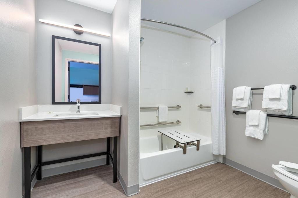 ECHO Suites Extended Stay by Wyndham Dallas Plano Richardson — 3