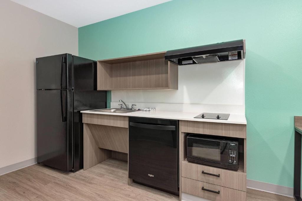 ECHO Suites Extended Stay by Wyndham Dallas Plano Richardson — 4