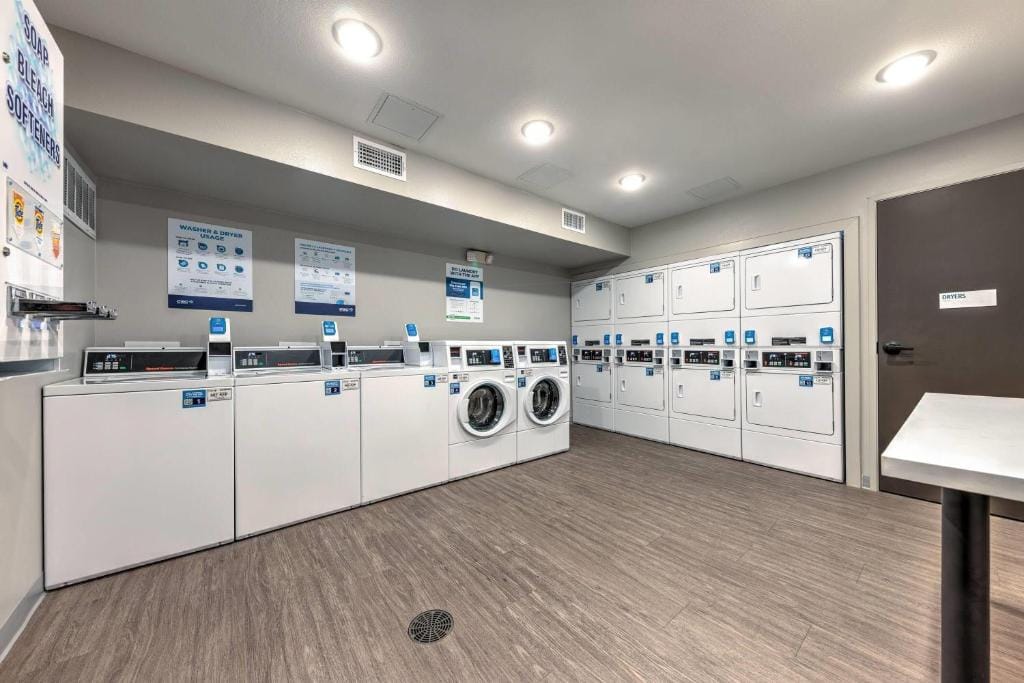 ECHO Suites Extended Stay by Wyndham Dallas Plano Richardson — 5