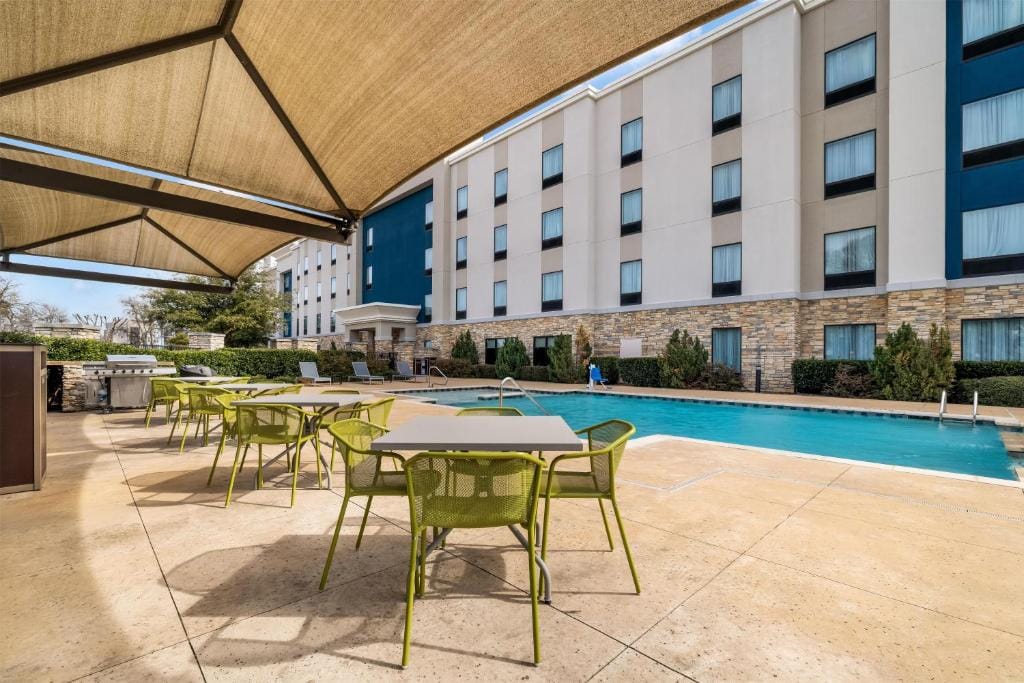 Hampton Inn & Suites Dallas/Plano-East — 4