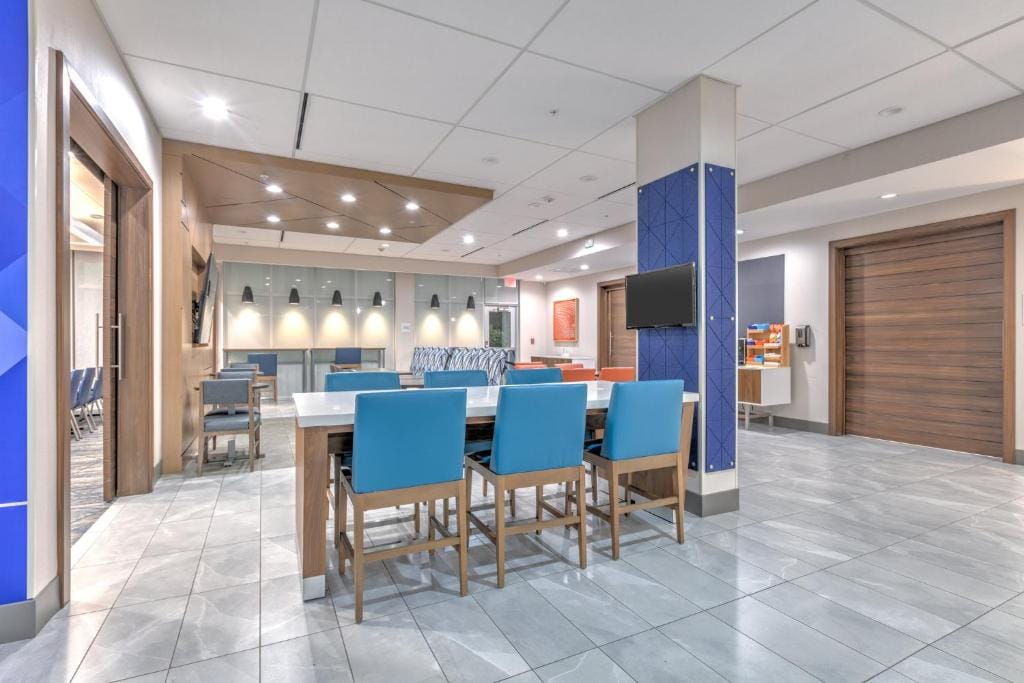 Holiday Inn Express & Suites Dallas - Plano North by IHG — 3