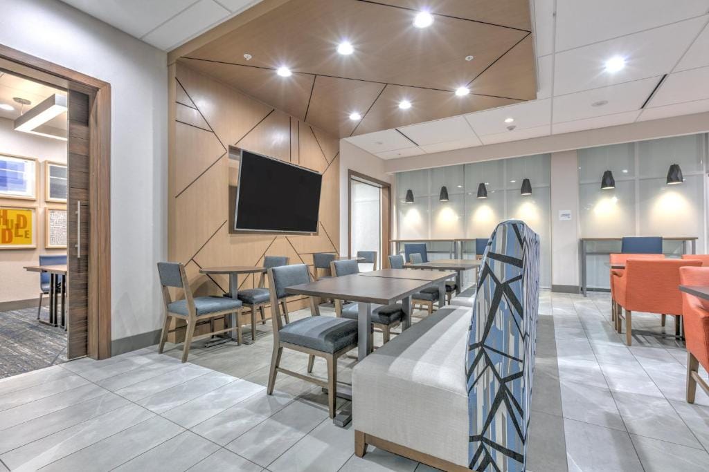 Holiday Inn Express & Suites Dallas - Plano North by IHG — 4
