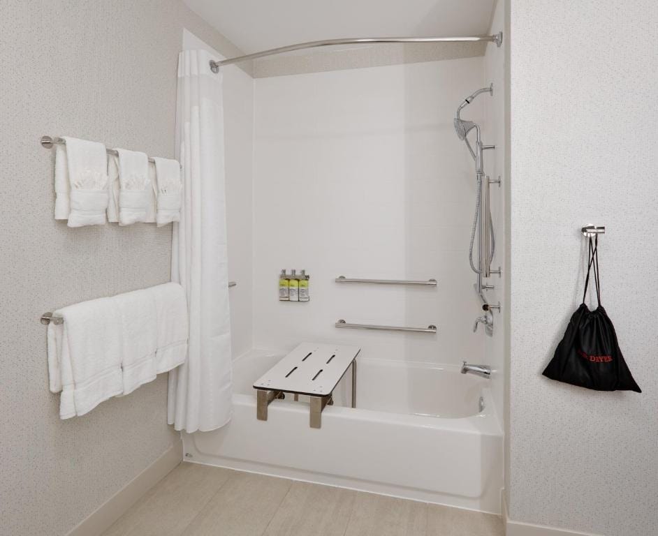 Holiday Inn Express & Suites Plano East - Richardson by IHG — 3