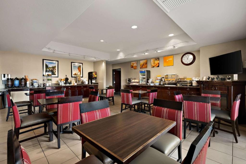 Comfort Inn & Suites Airport Convention Center — 4