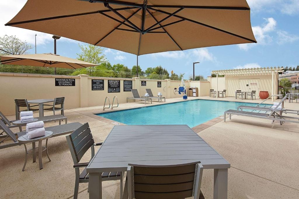 Hampton Inn & Suites Sacramento at CSUS — 3