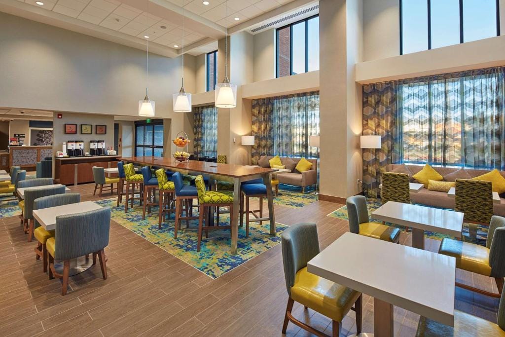 Hampton Inn & Suites Sacramento at CSUS — 4