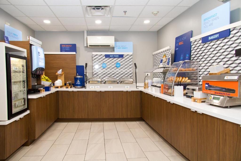 Holiday Inn Express & Suites Sacramento NE Cal Expo by IHG — 4