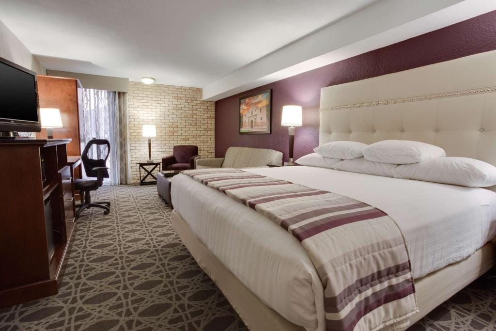 Drury Plaza Hotel San Antonio Airport — 2