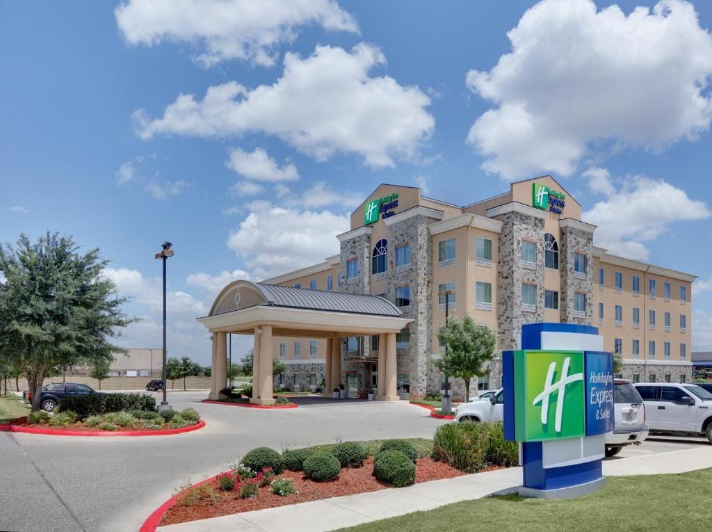 Holiday Inn Express & Suites San Antonio - Brooks City Base by IHG — 1