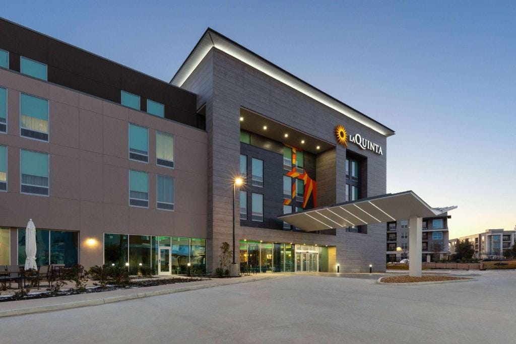 La Quinta Inn & Suites by Wyndham San Antonio at the RIM — 1
