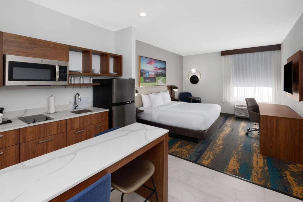 La Quinta Inn & Suites by Wyndham San Antonio at the RIM — 2