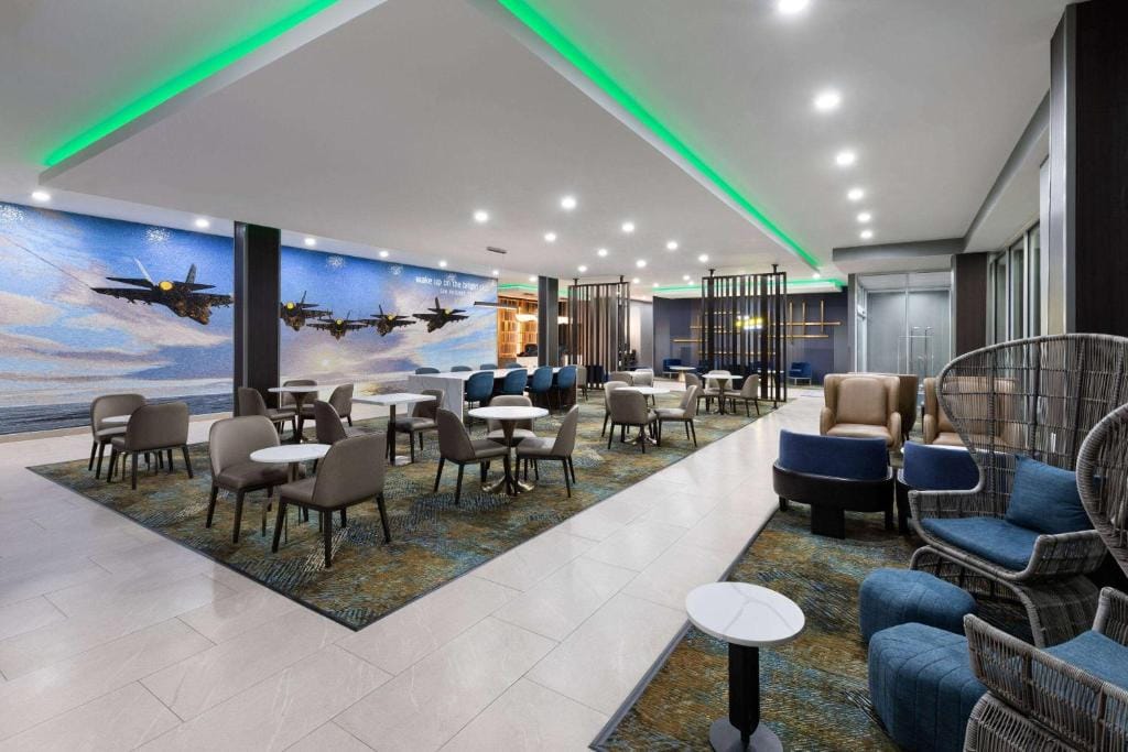 La Quinta Inn & Suites by Wyndham San Antonio at the RIM — 4