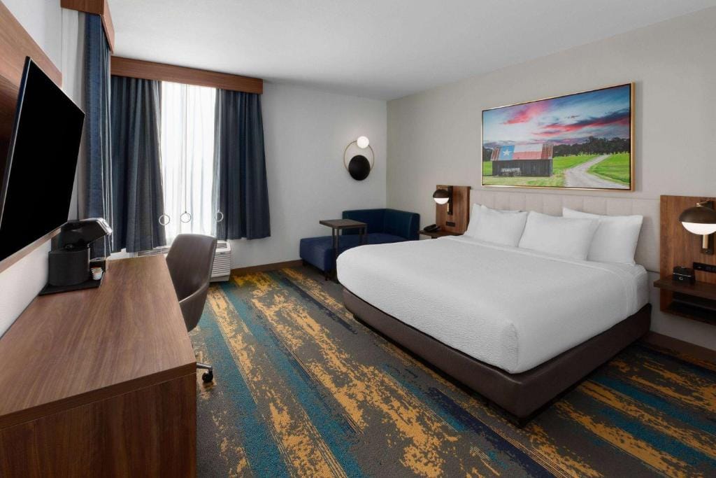 La Quinta Inn & Suites by Wyndham San Antonio at the RIM — 5