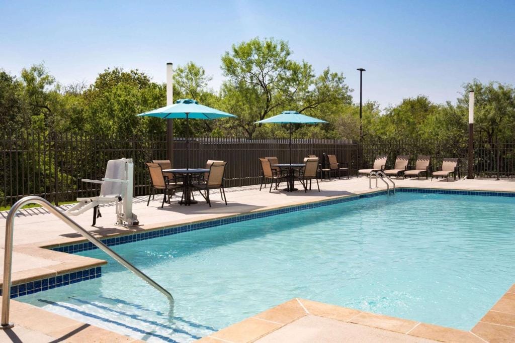 La Quinta Inn & Suites by Wyndham San Antonio Seaworld LAFB — 4