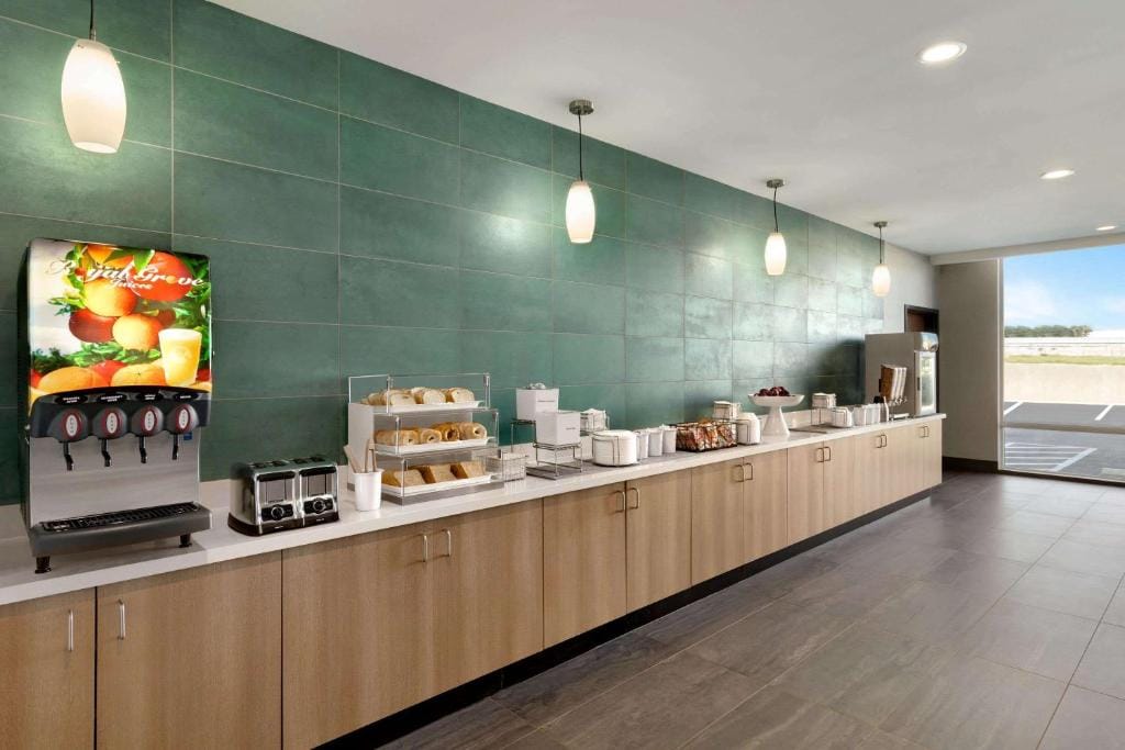 La Quinta Inn & Suites by Wyndham San Antonio Seaworld LAFB — 5