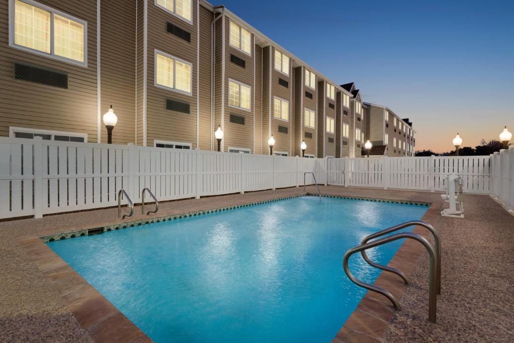Super 8 by Wyndham San Antonio Airport North — 1
