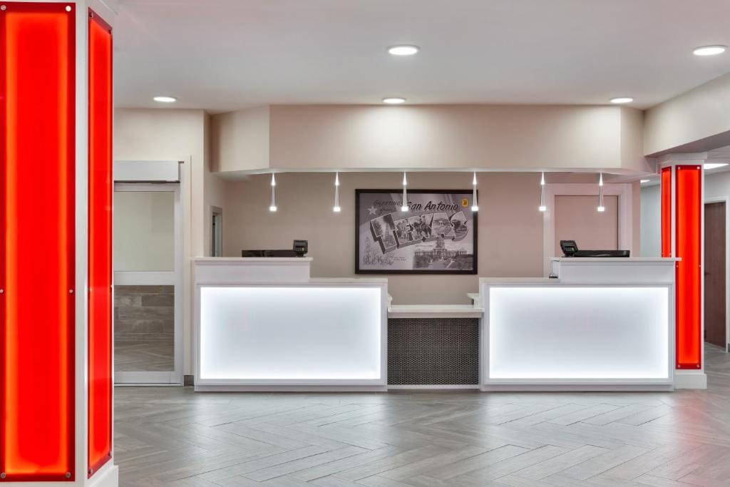 Super 8 by Wyndham San Antonio Airport North — 2